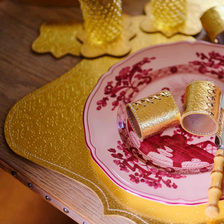 Goldenes, handgemachte Tischset aus Büffelleder auf dem Esstisch