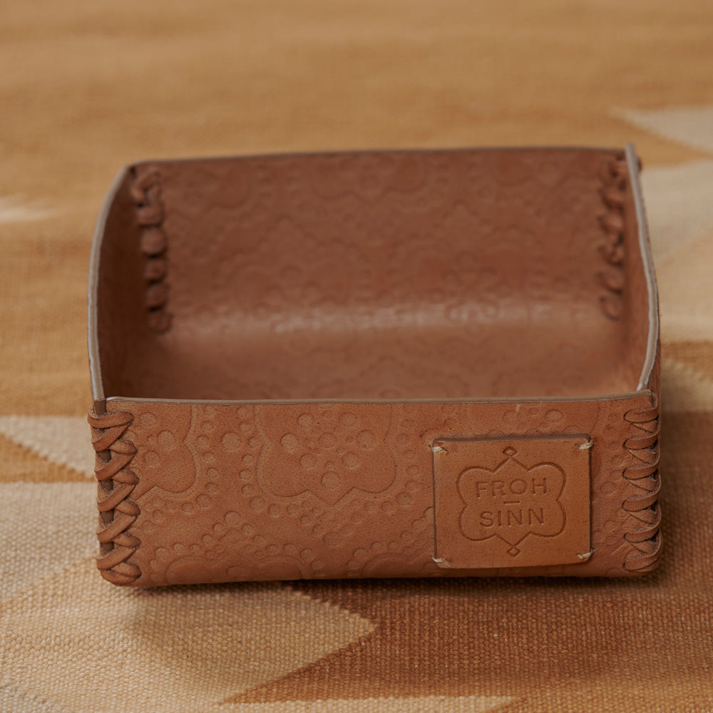 Braune, handgemachte Box für Accessoires, die aus Büffelleder gefertigt ist