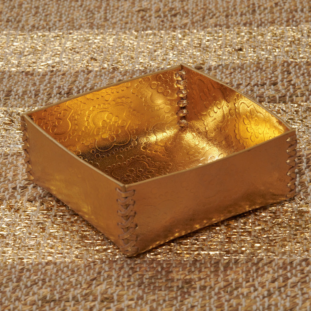Goldene, handgemachte Box für Accessoires, die aus Büffelleder gefertigt ist
