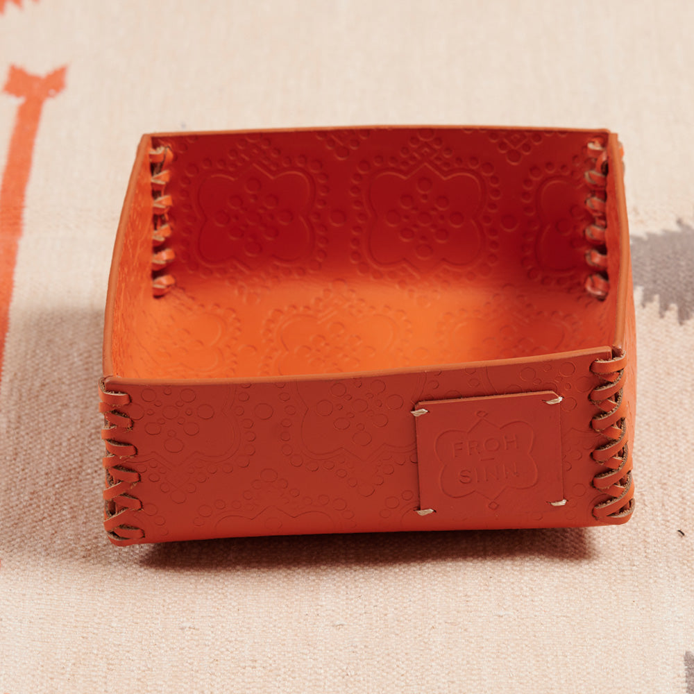 Orange farbige, handgemachte Box für Accessoires, die aus Büffelleder gefertigt ist