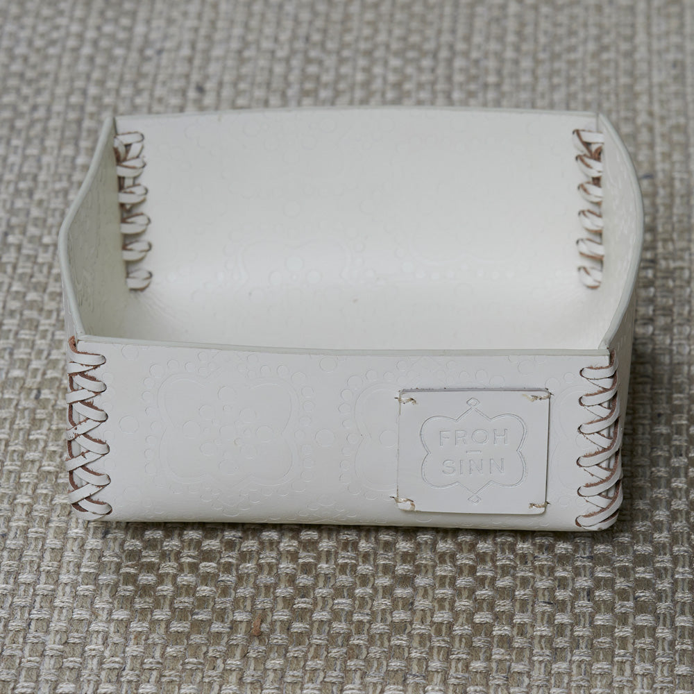 Weiße, handgemachte Box für Accessoires, die aus Büffelleder gefertigt ist