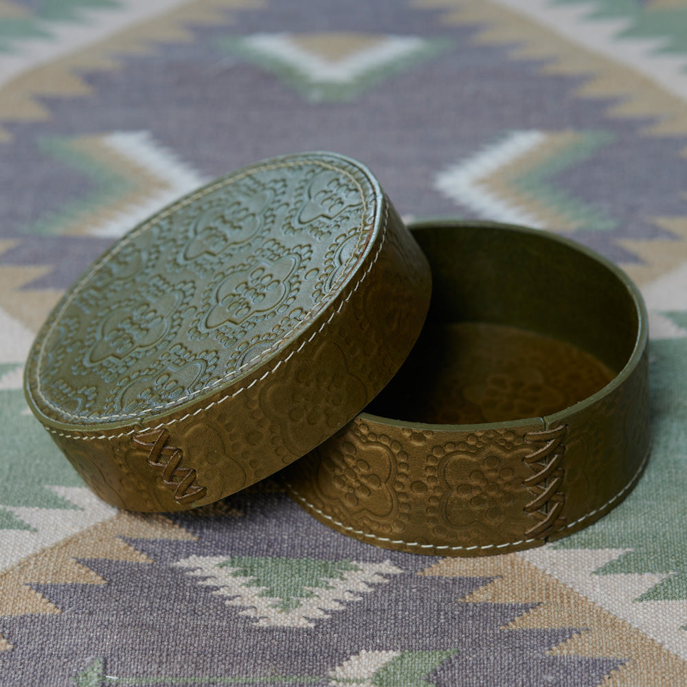 Runde, flache, olive Dose aus Leder