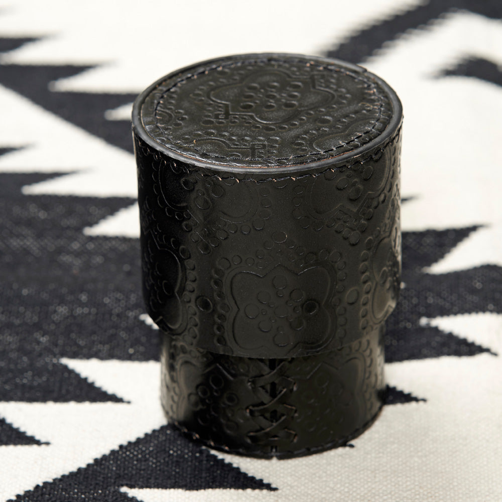 Runde, hohe, schwarze Dose aus Leder