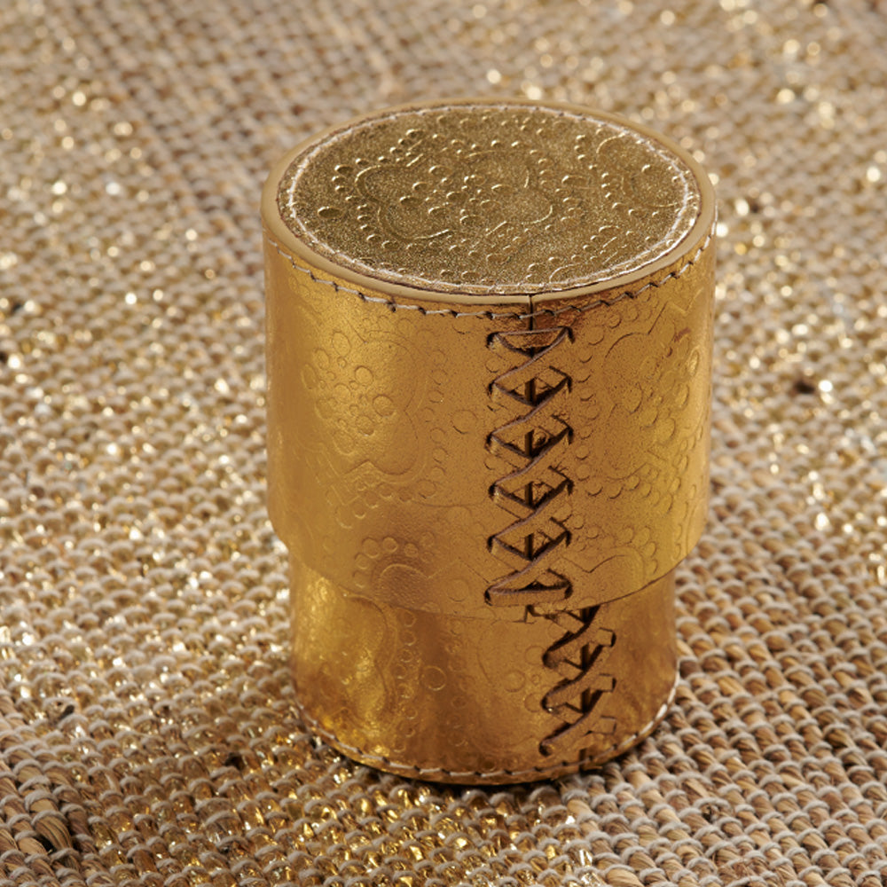 Runde, hohe, goldene Dose aus Leder