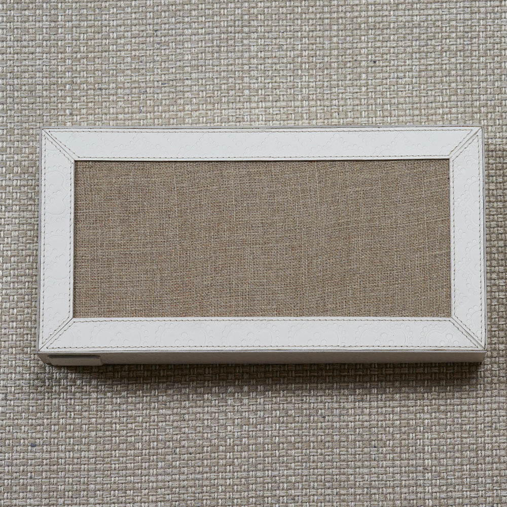 Rückseite: Rechteckiges Tablett aus Leder in weiss mit Gravur