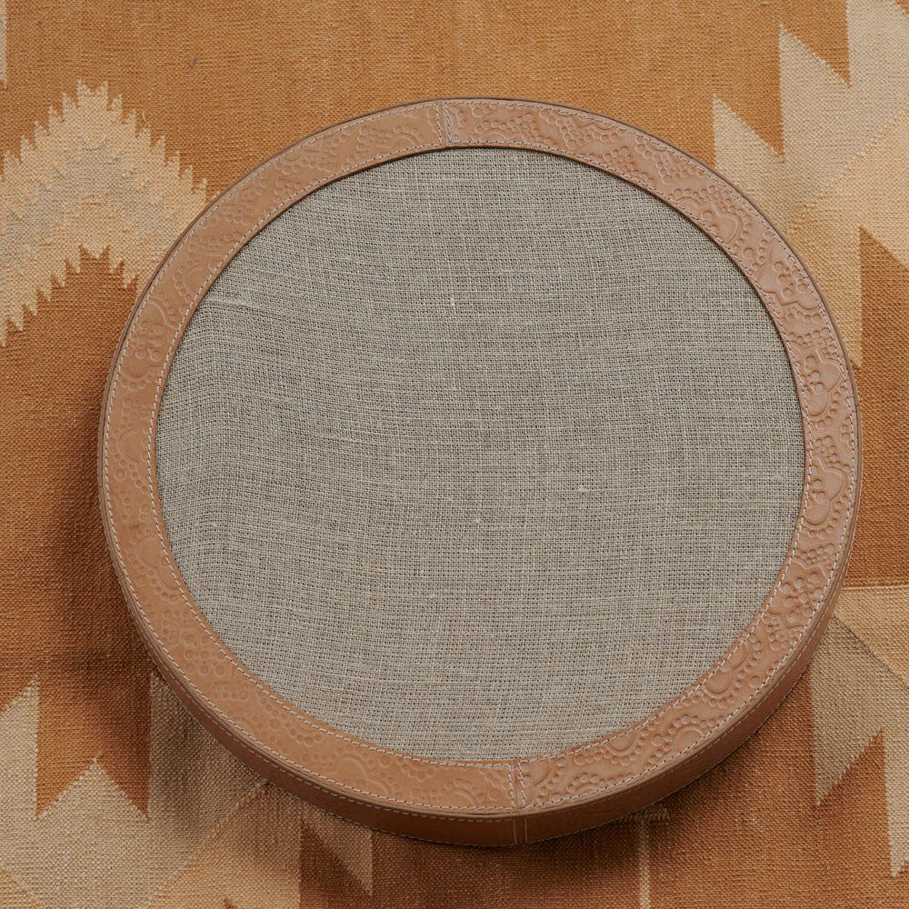 Rückseite Rundes handgemachtes Serviertablett in camel