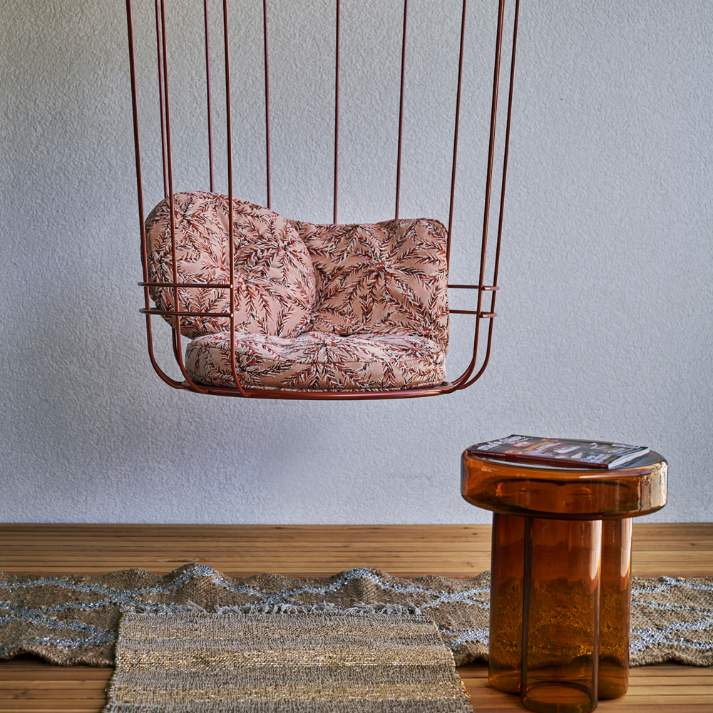 Der handgewobene Teppich wird in Rajasthan aus Jute gefertigt. Der Teppich ist in zwei verschiedenen Farben, silber und gold, erhältlich. Durch sein natürliches Material kann das Produkt leichte Farbabweichungen aufweisen.  Material: Jute