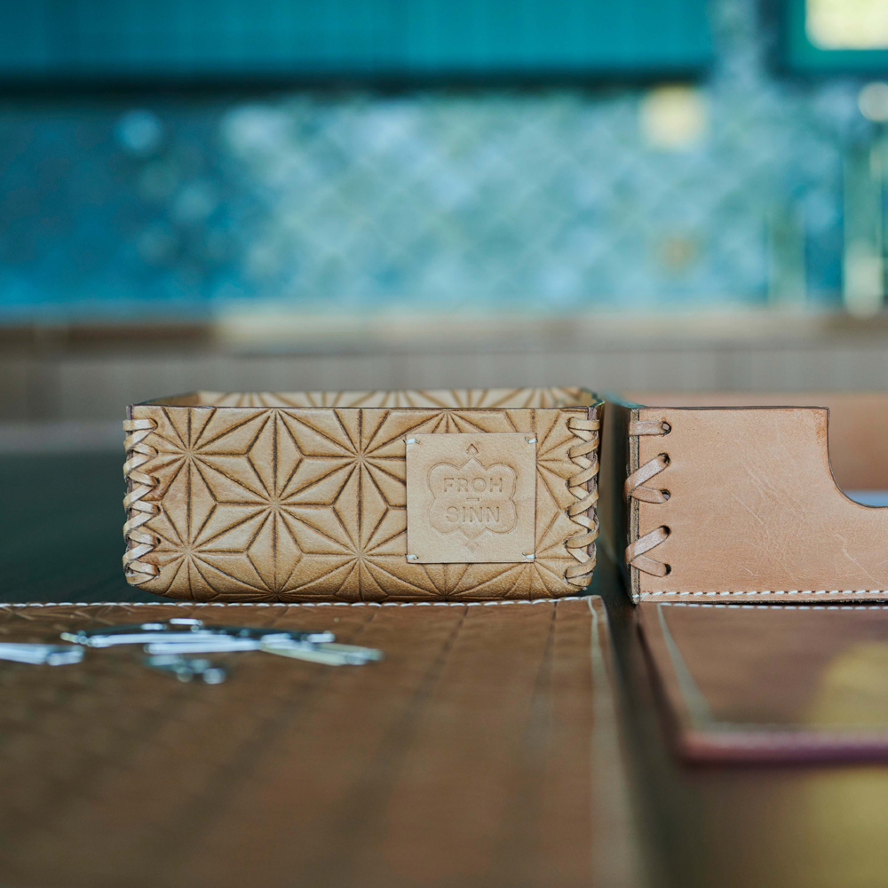 Die handgemachte Box für Accessoires ist aus Büffelleder gefertigt und erhält ihren starken Charakter durch eine spezielle Ledernaht an den Kanten. Die Box ist in glattem oder geprägtem Leder in diversen Farben erhältlich. Durch sein natürliches Material kann das Produkt leichte Farbabweichungen aufweisen.