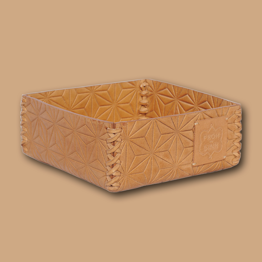 Die handgemachte Box für Accessoires ist aus Büffelleder gefertigt und erhält ihren starken Charakter durch eine spezielle Ledernaht an den Kanten. Die Box ist in glattem oder geprägtem Leder in diversen Farben erhältlich. Durch sein natürliches Material kann das Produkt leichte Farbabweichungen aufweisen.
