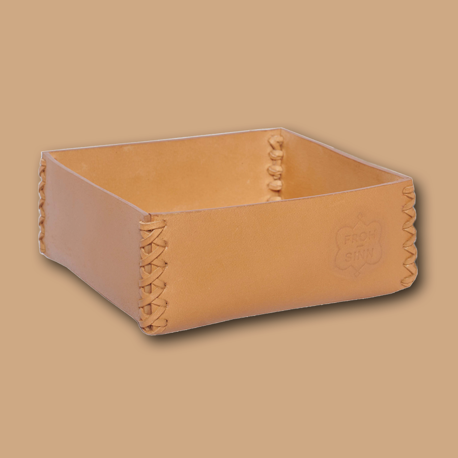 Creme farbige, handgemachte Box für Accessoires, die aus Büffelleder gefertigt ist