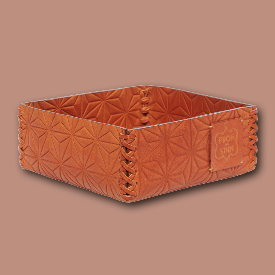 Die handgemachte Box für Accessoires ist aus Büffelleder gefertigt und erhält ihren starken Charakter durch eine spezielle Ledernaht an den Kanten. Die Box ist in glattem oder geprägtem Leder in diversen Farben erhältlich. Durch sein natürliches Material kann das Produkt leichte Farbabweichungen aufweisen.