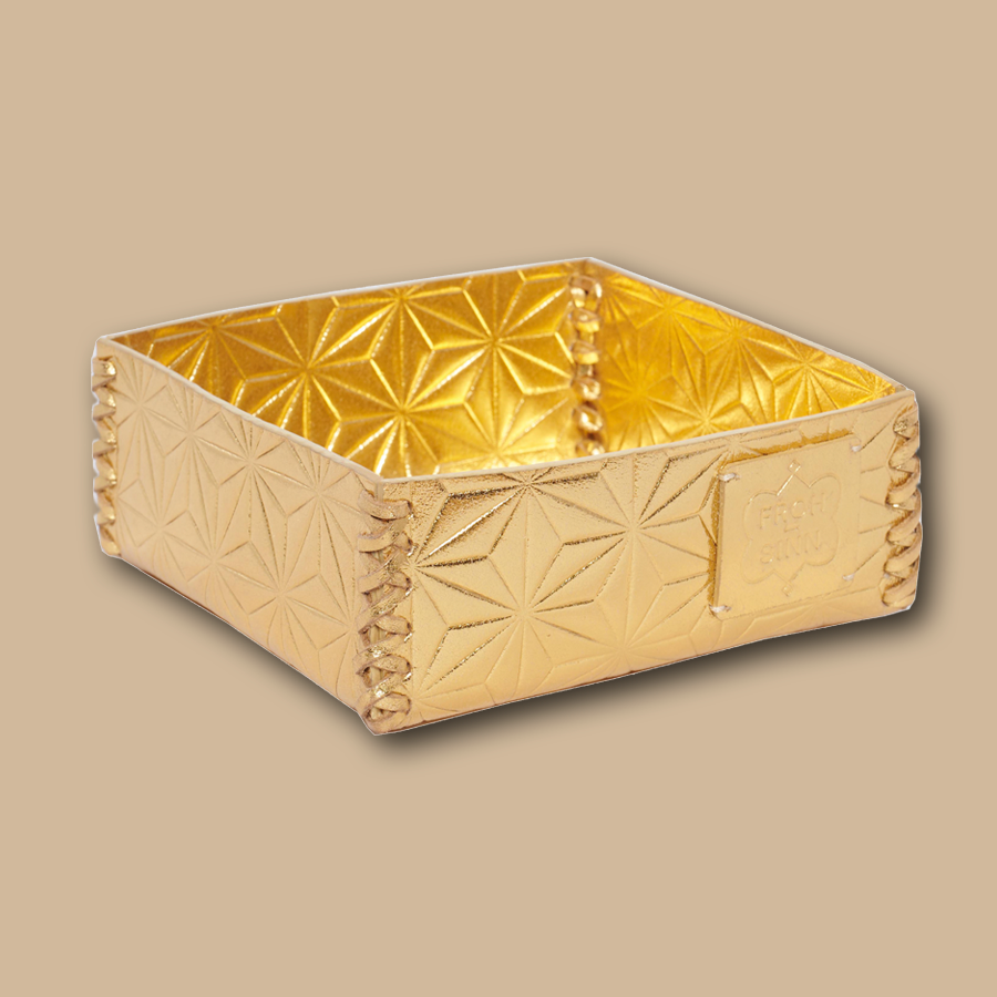 Goldene, handgemachte Box für Accessoires, die aus Büffelleder gefertigt ist