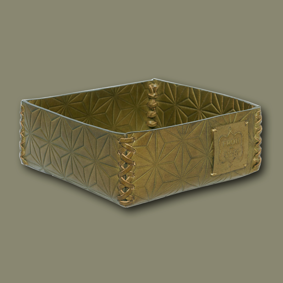 Oliv farbige, handgemachte Box für Accessoires, die aus Büffelleder gefertigt ist