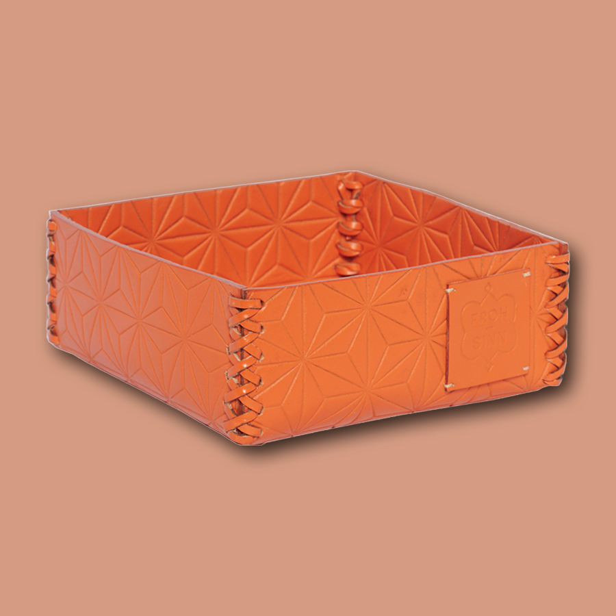 Orange farbige, handgemachte Box für Accessoires, die aus Büffelleder gefertigt ist