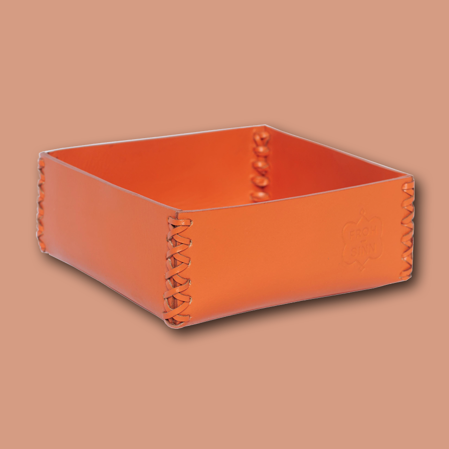 Orange farbige, handgemachte Box für Accessoires, die aus Büffelleder gefertigt ist
