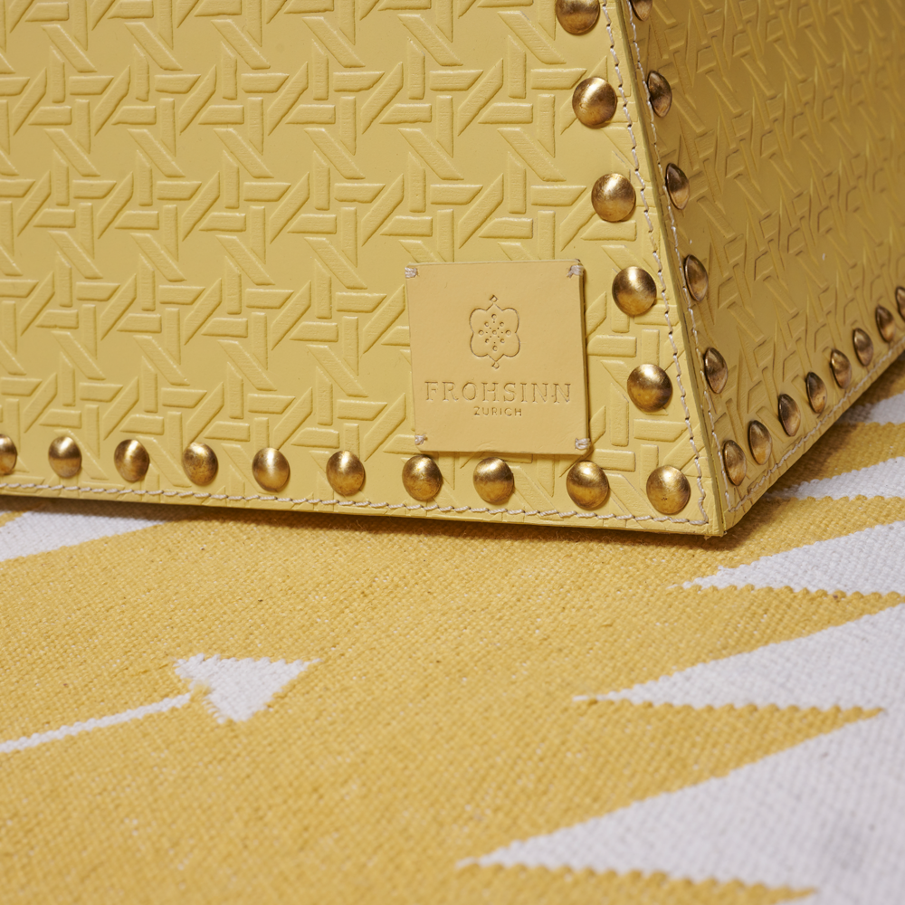 Hocker / Beistelltisch PYRAMID IN LOVE aus Leder geprägt - vanilla mood