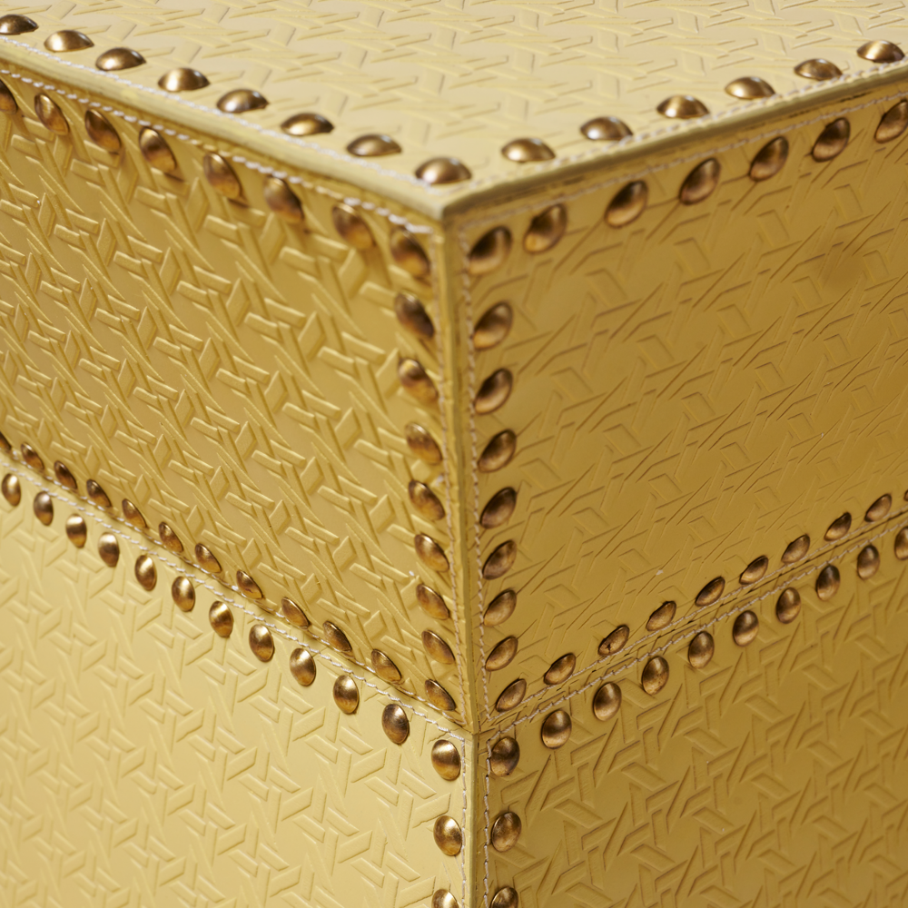 Hocker / Beistelltisch PYRAMID IN LOVE aus Leder geprägt - vanilla mood