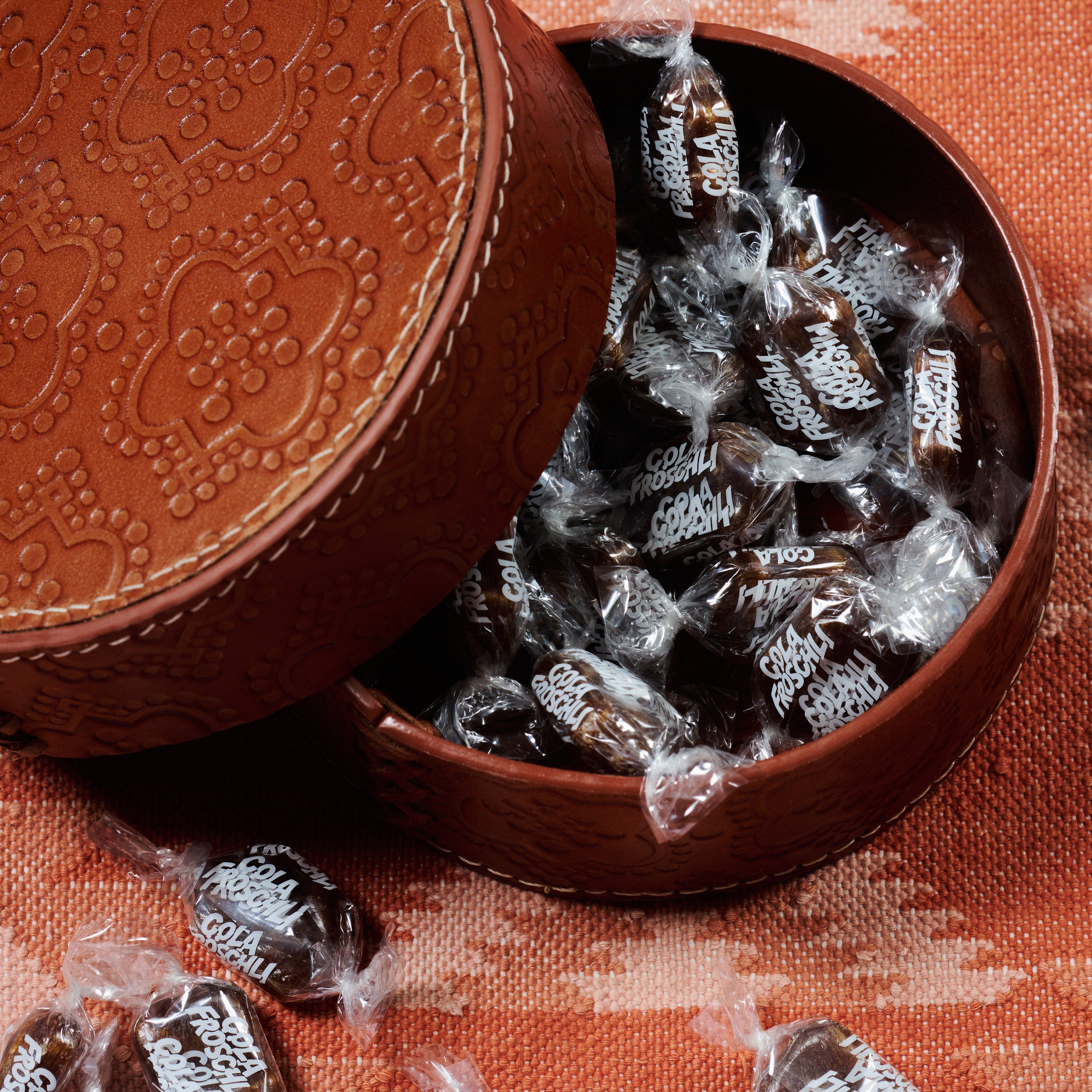 Dose rund flach ICON aus Leder geprägt in cognac, gefüllt mit gola fröschli bonbons