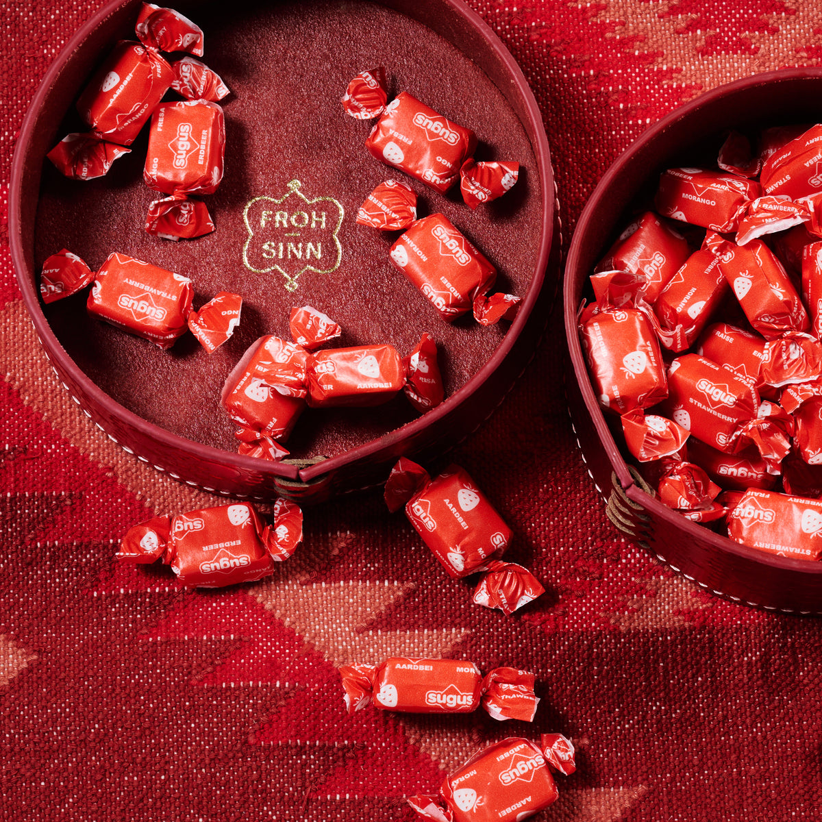 Dose rund flach ICON aus Leder geprägt in rot, gefüllt mit sugus