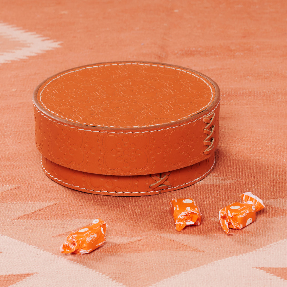 Dose rund flach ICON aus Leder geprägt in orange