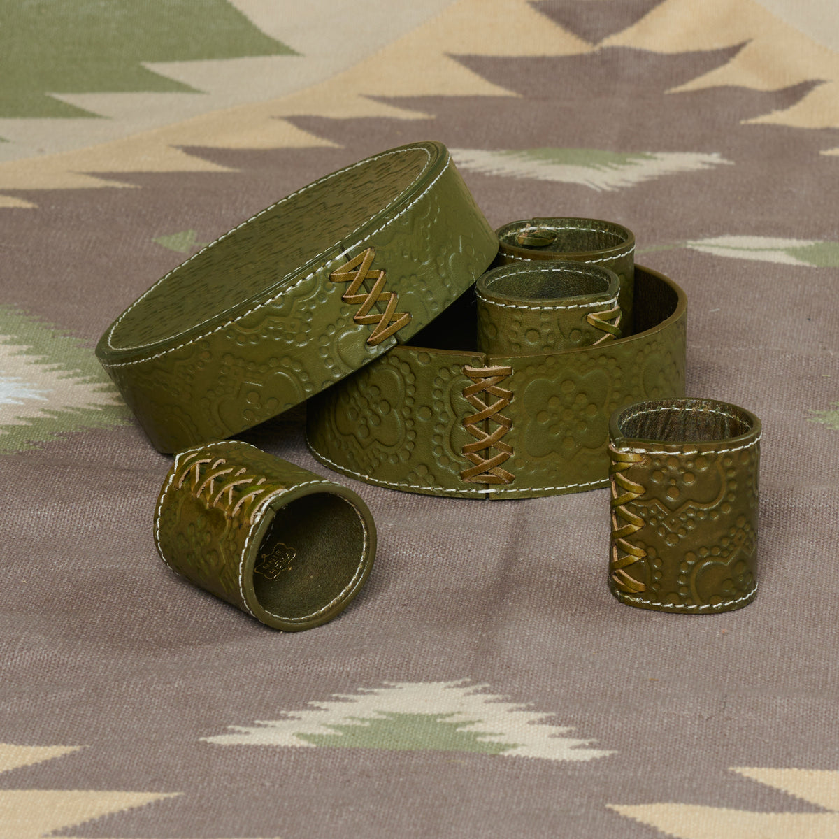 Serviettenring Set ICON aus Leder geprägt - olive