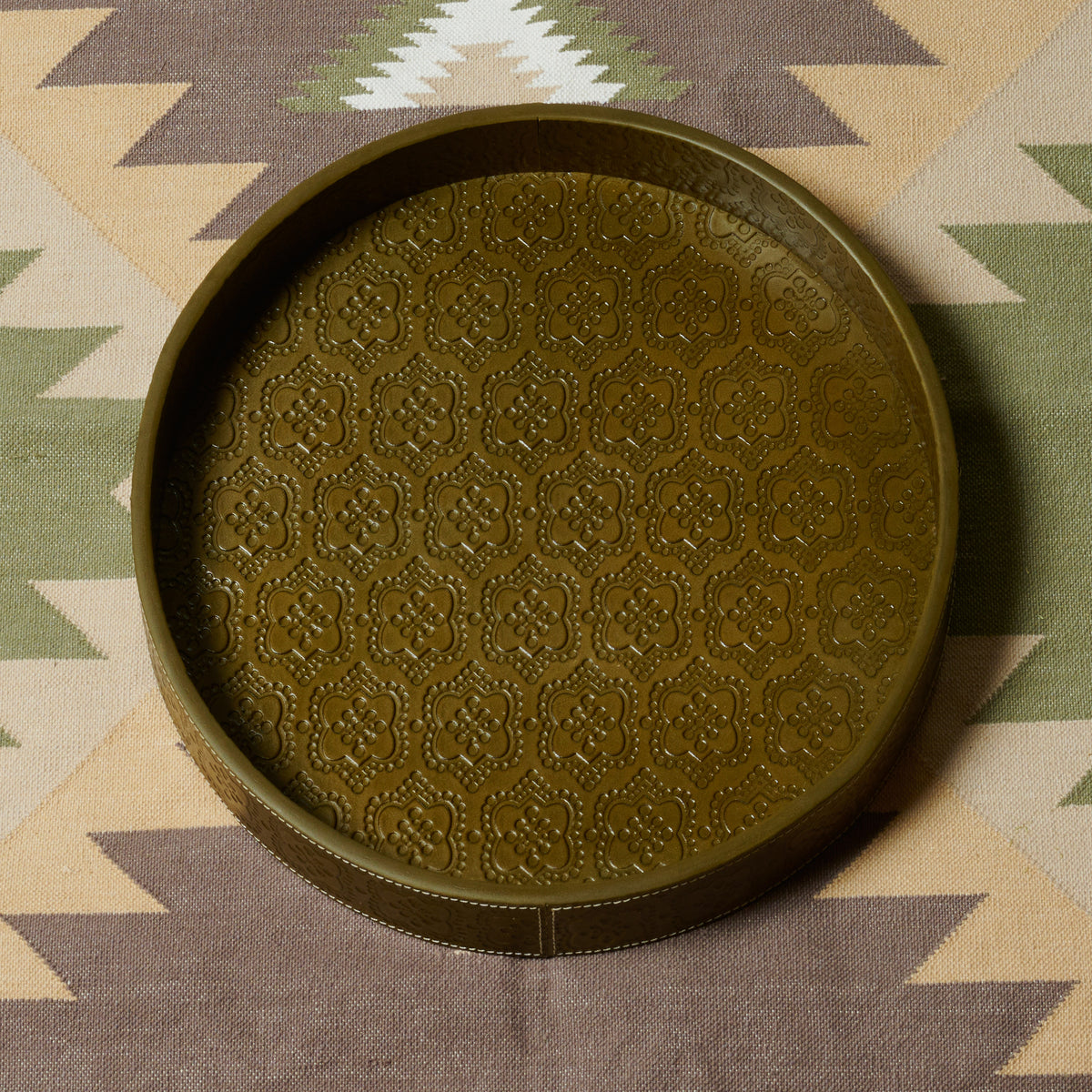 Tablett Rund ICON aus Leder geprägt in olive, ansicht front