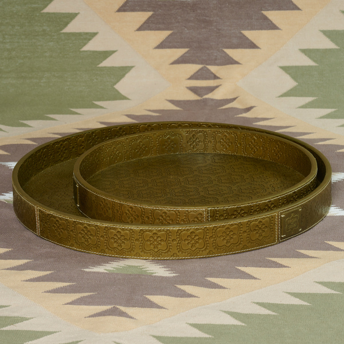 Tablett Rund ICON aus Leder geprägt in olive, beide grössen zusammen