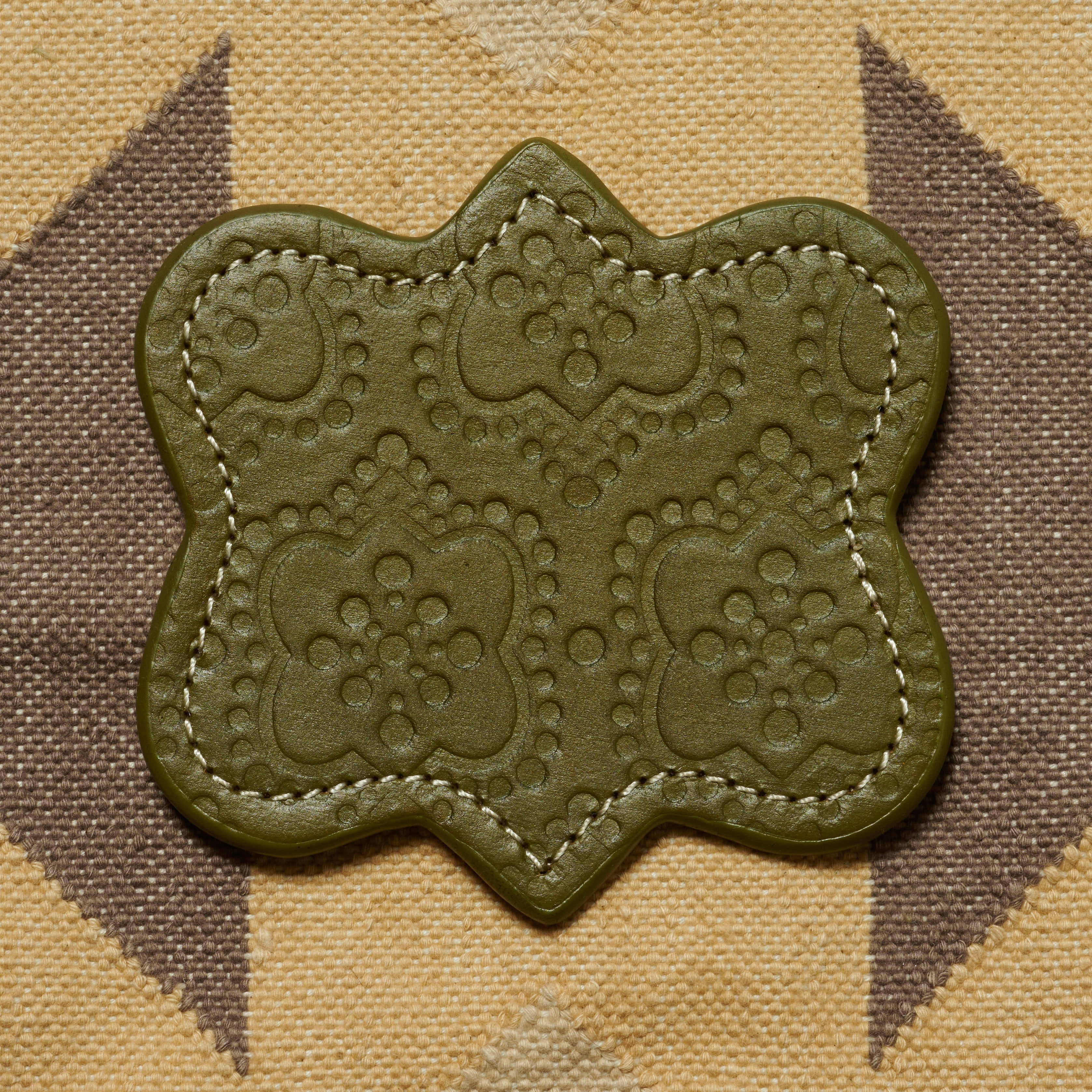 Untersetzer ICON aus Leder geprägt in olive