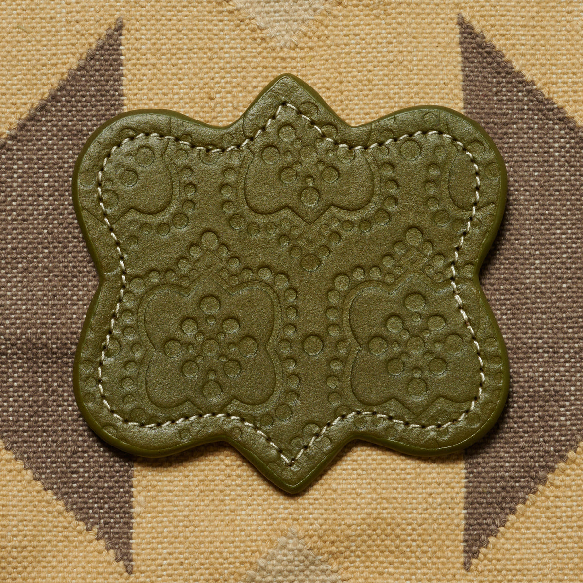 Untersetzer ICON aus Leder geprägt in olive