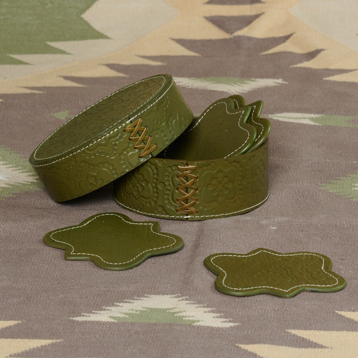 Untersetzer Set ICON aus Leder geprägt in olive