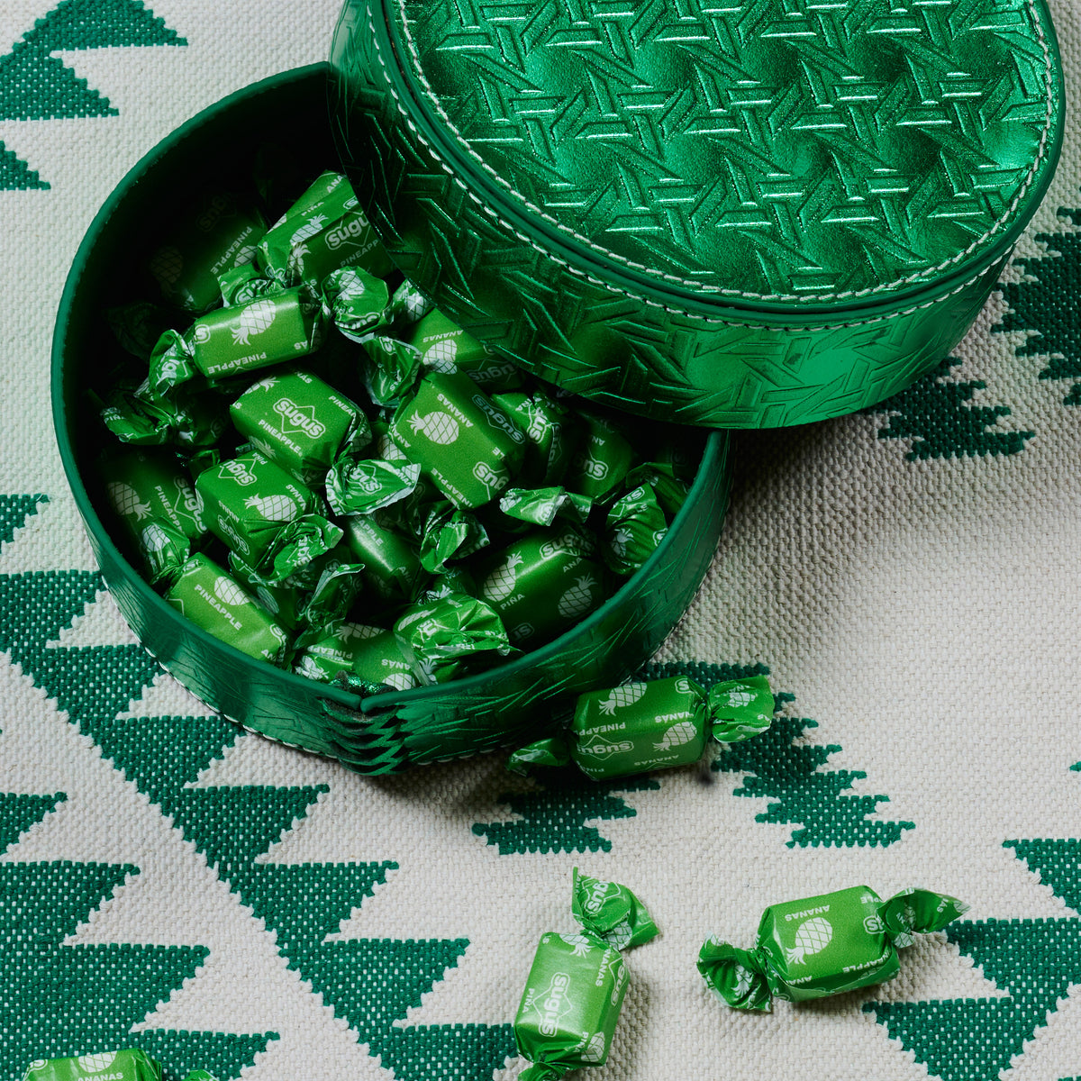 Dose rund flach VIENNA aus Leder geprägt im farbton grün, dose offen mit sugus