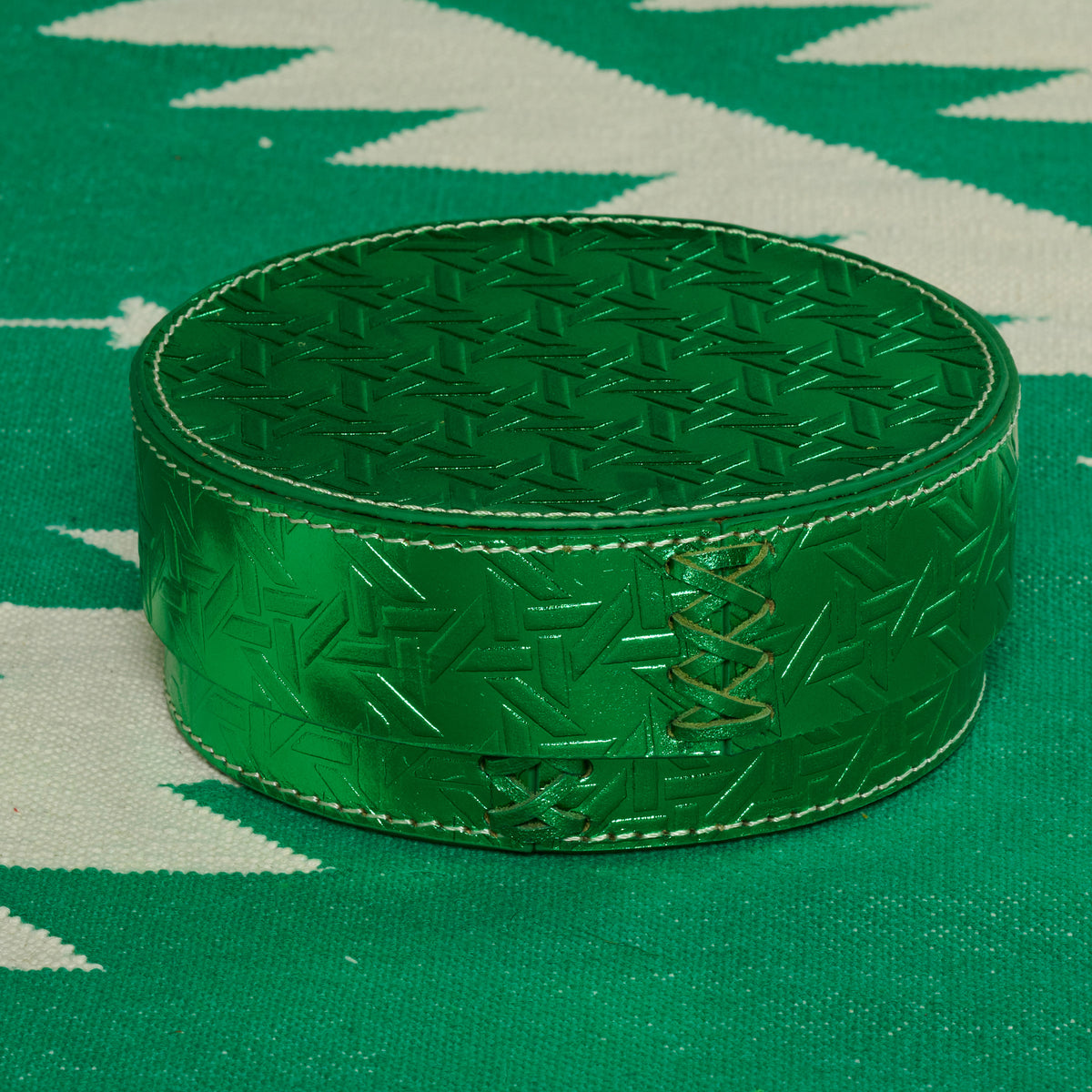 Round VIENNA box made of embossed leather - bamboo at FROHSINN