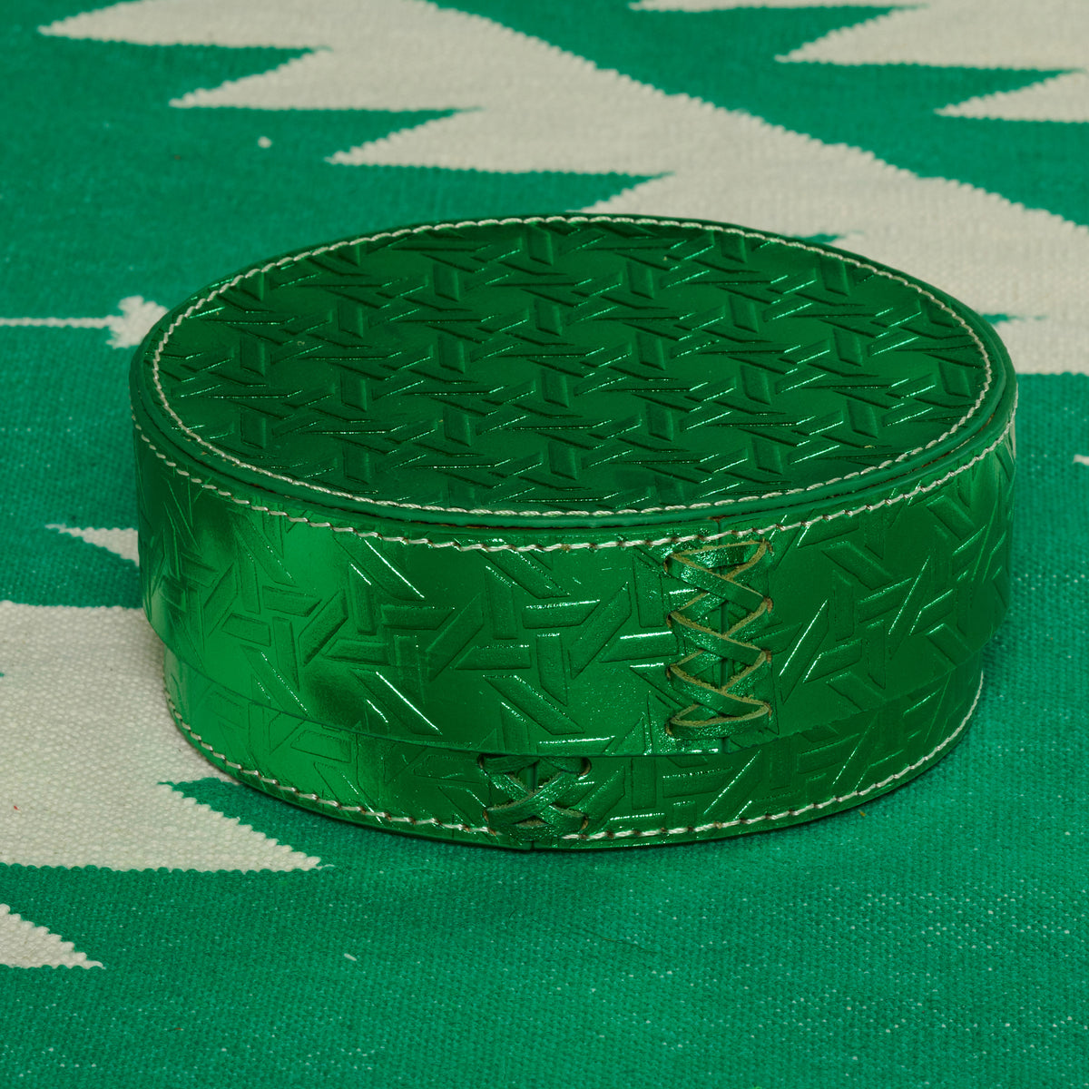 Dose rund flach VIENNA aus Leder geprägt im farbton grün, dose geschlossen