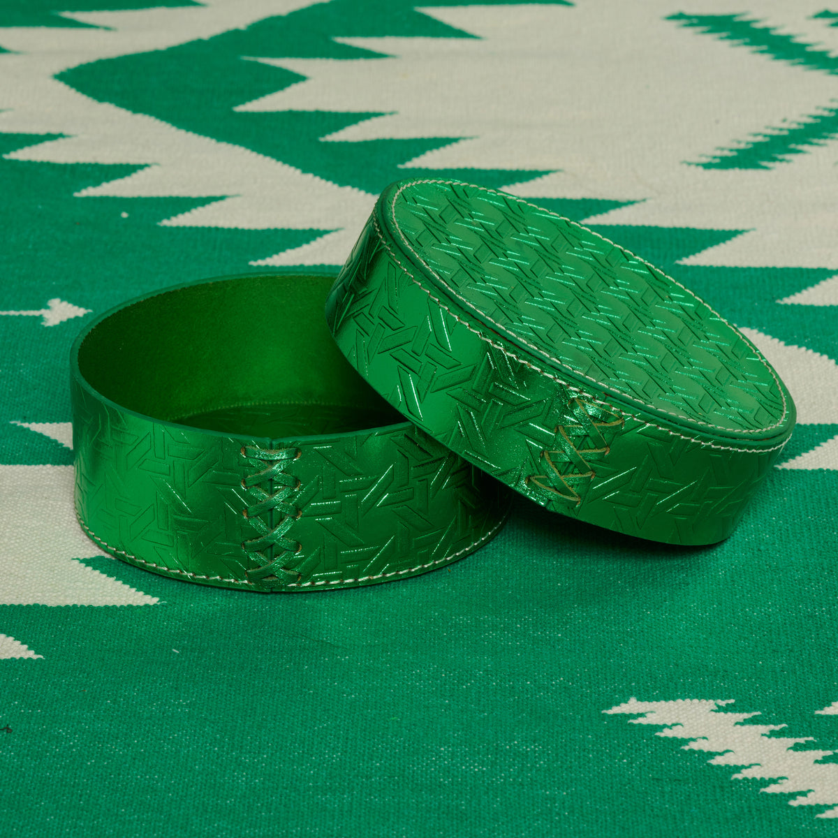 Dose rund flach VIENNA aus Leder geprägt im farbton grün, dose offen