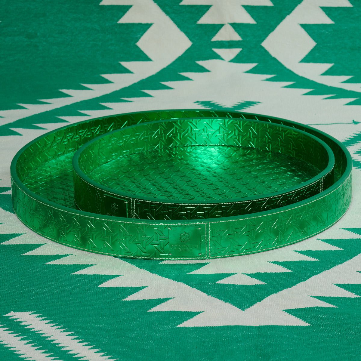 Tablett Rund VIENNA aus Leder geprägt im farbton grün, beide grössen zusammen
