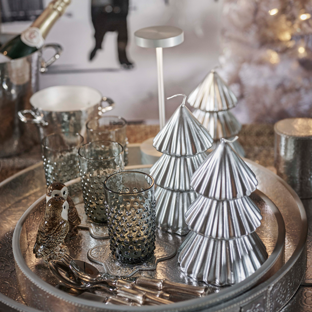 Die exklusiven Graziani Kerzen im Weihnachtsbaum Motiv, sind durch ihren besonderen Glanz und brilliante Farbe ein echter Hingucker in jedem zu Hause. Sie werden mit über 200 Jahren Tradition von Hand in Italien gefertigt. 