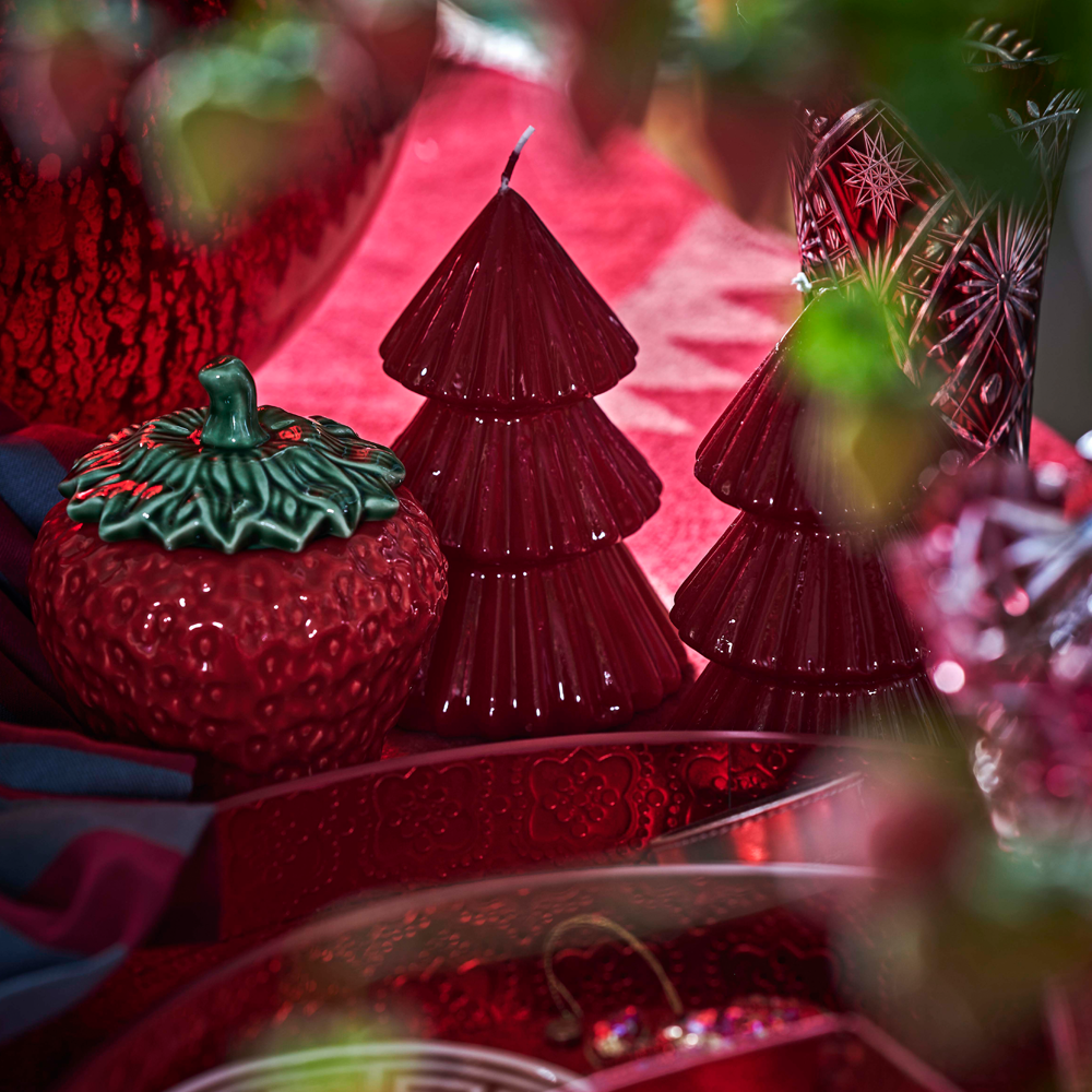 Die exklusiven Graziani Kerzen Bordeaux im Weihnachtsbaum Motiv, sind durch ihren besonderen Glanz und brilliante Farbe ein echter Hingucker in jedem zu Hause. Sie werden mit über 200 Jahren Tradition von Hand in Italien gefertigt.