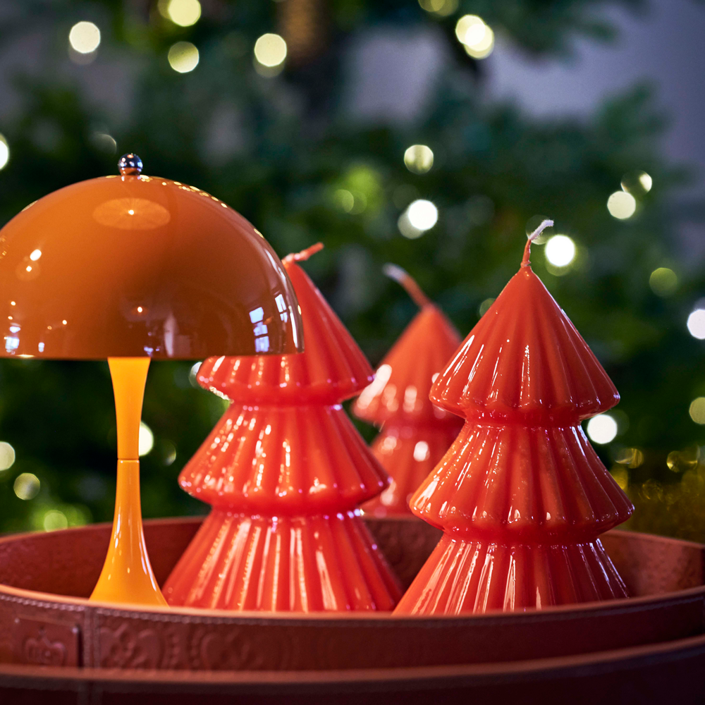 Die exklusiven Graziani Kerzen orange im Weihnachtsbaum Motiv, sind durch ihren besonderen Glanz und brilliante Farbe ein echter Hingucker in jedem zu Hause. Sie werden mit über 200 Jahren Tradition von Hand in Italien gefertigt.