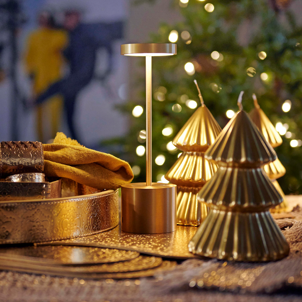 Die exklusiven Graziani Kerzen gold im Weihnachtsbaum Motiv, sind durch ihren besonderen Glanz und brilliante Farbe ein echter Hingucker in jedem zu Hause. Sie werden mit über 200 Jahren Tradition von Hand in Italien gefertigt.