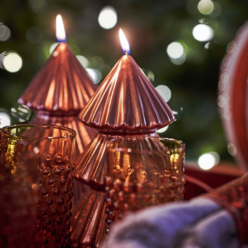 Die exklusiven Graziani Kerzen kupfer im Weihnachtsbaum Motiv, sind durch ihren besonderen Glanz und brilliante Farbe ein echter Hingucker in jedem zu Hause. Sie werden mit über 200 Jahren Tradition von Hand in Italien gefertigt.