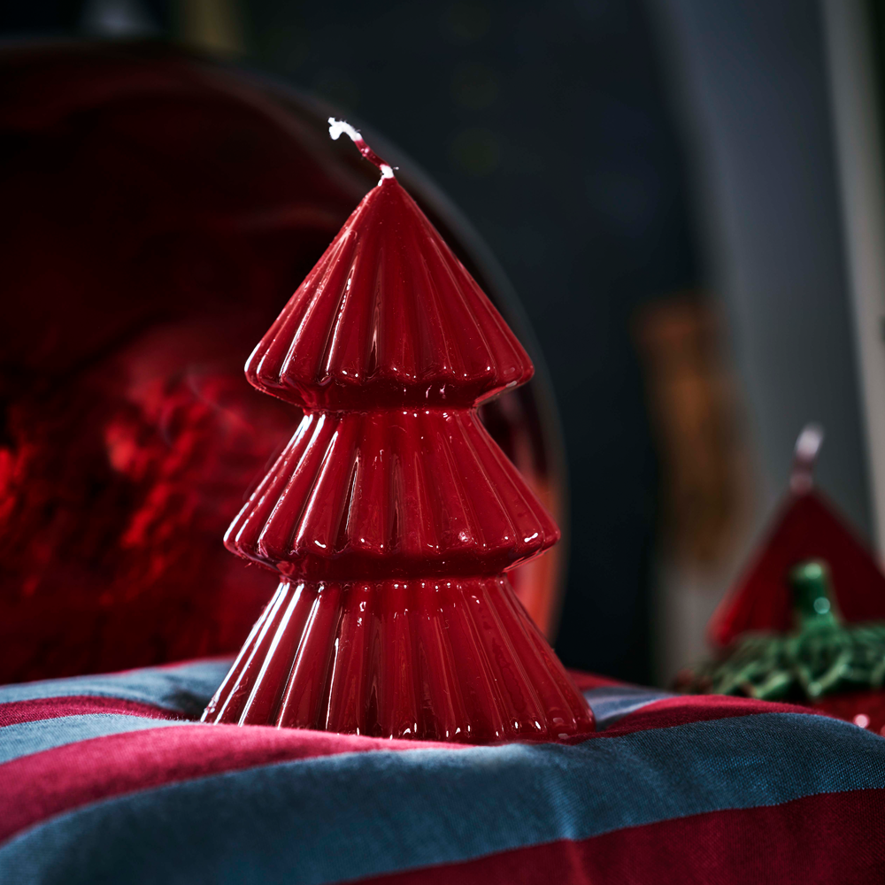 Die exklusiven Graziani Kerzen rot im Weihnachtsbaum Motiv, sind durch ihren besonderen Glanz und brilliante Farbe ein echter Hingucker in jedem zu Hause. Sie werden mit über 200 Jahren Tradition von Hand in Italien gefertigt.