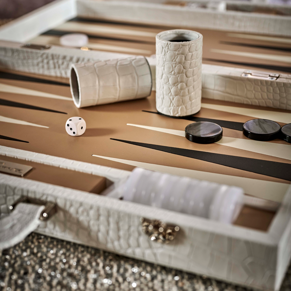 Der Backgammon Koffer im Farbton weiss Polar Bear aus Leder mit Krokodil Prägung von FROHSINN