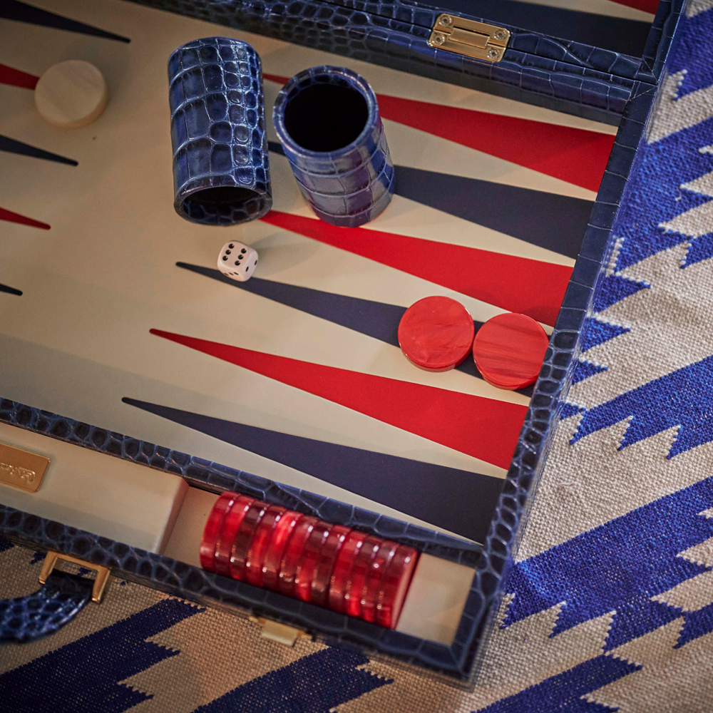 Der Backgammon Koffer im Farbton dunkelblau SHARK aus Leder mit Krokodil Prägung von FROHSINN