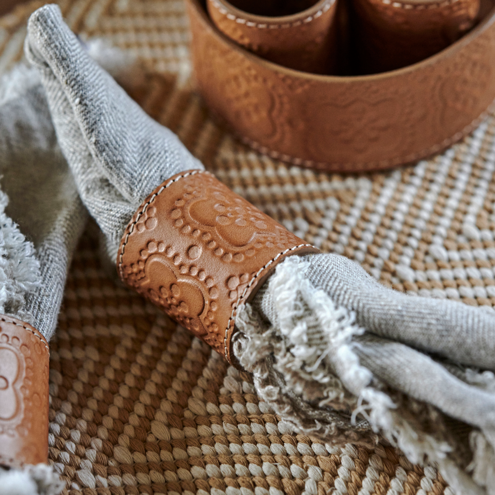 Das handgewobene Tischset wird in Rajasthan aus 100% Baumwolle gefertigt und hat auf zwei Seiten einen Fransen-Abschluss. Das Tischset ist in diversen Farben erhältlich. Durch sein natürliches Material kann das Produkt leichte Farbabweichungen sowie Masstoleranzen aufweisen.