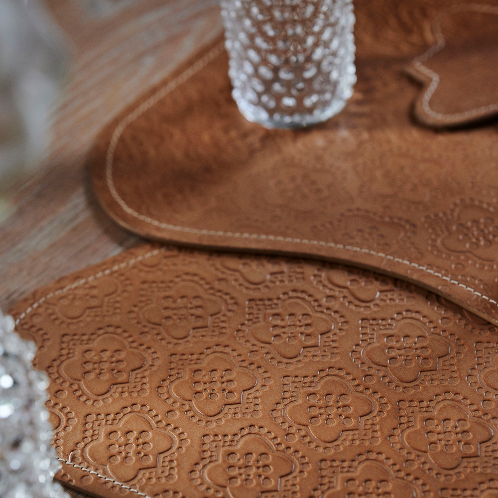Handgemachtes Platzdeckchen aus Leder in camel auf dem Esstisch