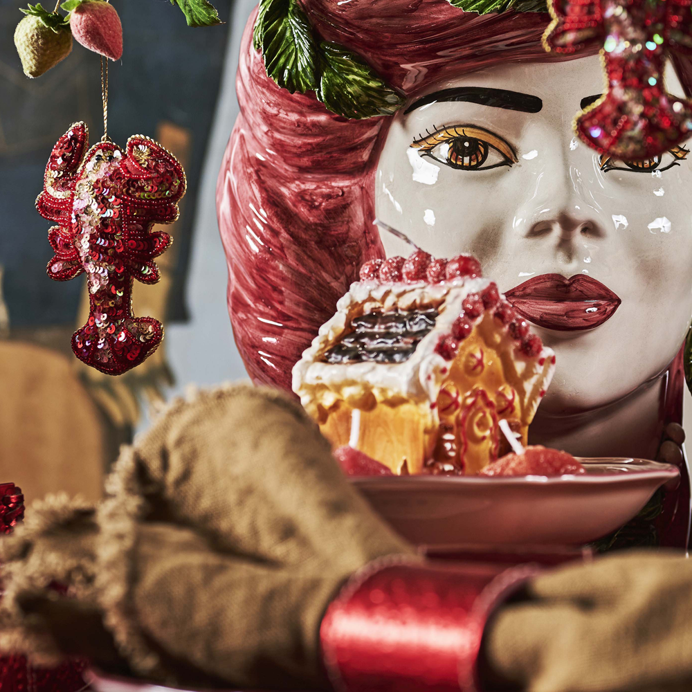 Diese witzige Weihnachtskerze ist ein Blickfang in jeder Wohnung. Die Kerze wird in der Cereria Introna im Süden Italiens hergestellt. Handgemacht! Jedes Stück ist ein Unikat. Die Manufaktur besteht seit 1840. Originell!Diese witzige Weihnachtskerze ist ein Blickfang in jeder Wohnung. Die Kerze wird in der Cereria Introna im Süden Italiens hergestellt. Handgemacht! Jedes Stück ist ein Unikat. Die Manufaktur besteht seit 1840. Originell!