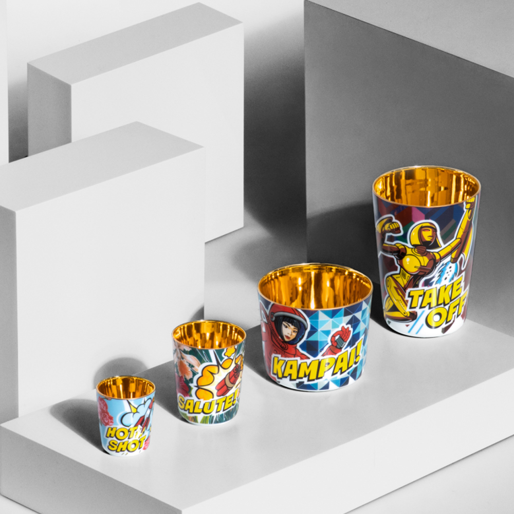 Die Digestifbecher SIP OF GOLD von SIEGER by FÜRSTENBERG verbinden feinstes Porzellan mit glänzendem Edelmetall, das im Zusammenspiel mit einem Getränk Hunderte von Reflexionen erzeugt. So entsteht der namensgebende Eindruck flüssigen Goldes. Hauchdünn mit einer Wandstärke von nur rund zwei Millimetern liegen die grazilen Gefäße leicht und elegant in der Hand.