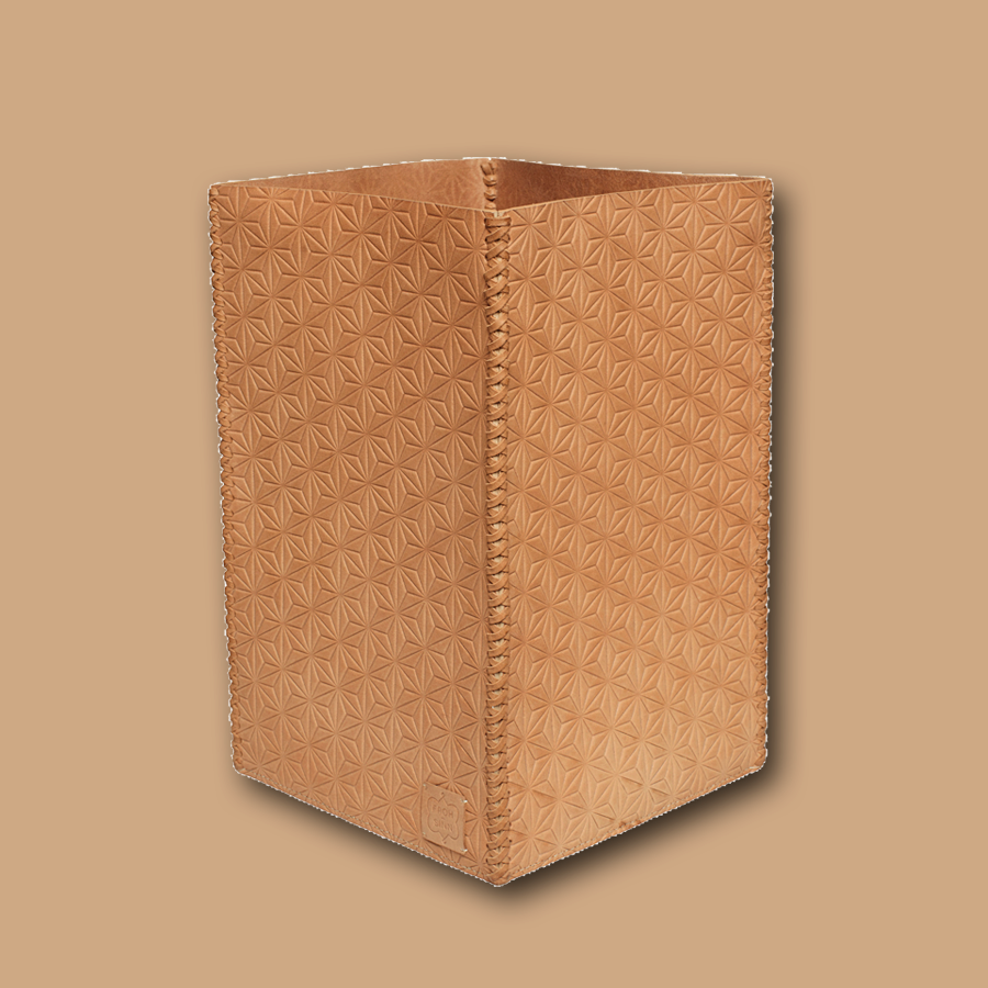 Handgemachter Papiereimer aus Leder in camel