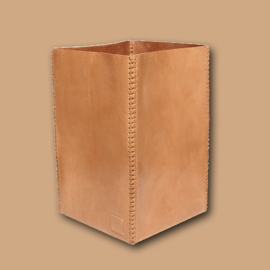 Handgemachter Papiereimer aus Leder in camel