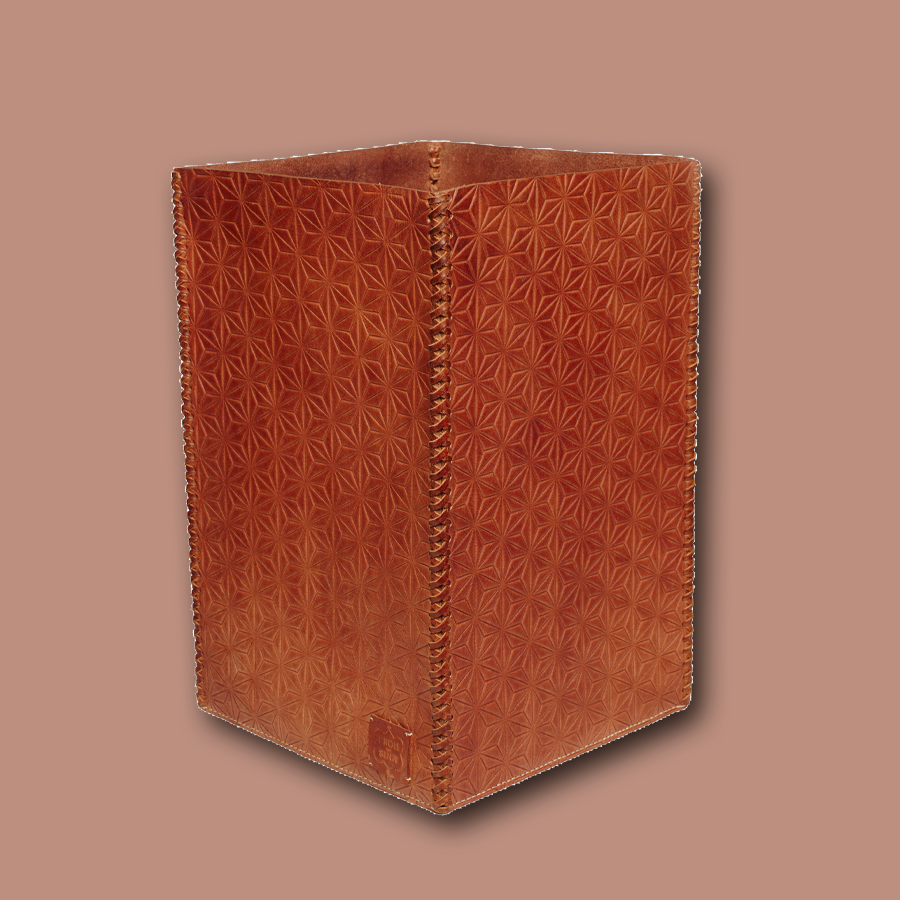 Handgemachter Papiereimer aus Leder in cognac